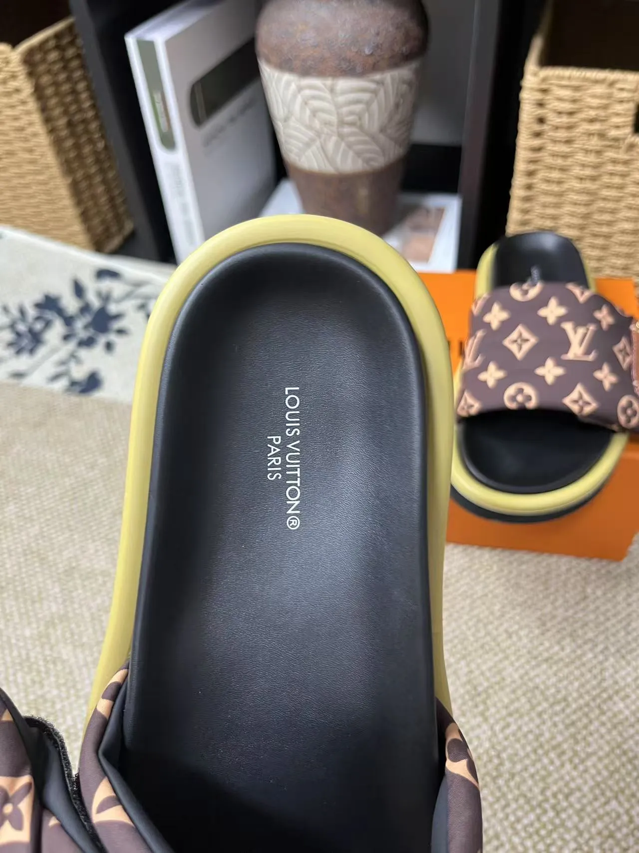 P340 yuan LV Louis Vuitton Full of high-end feel! A popular model among bloggers at home and abroad, it’s retro and fashionable, and looks stunning on your feet! Mainly recommended model on the official website★ ━━━━━ ЅᏇєєt ━━━━━ ▪️Upper: original calfskin ➕5D printing process ▪️Inner: imported mixed sheepskin ▪️Outsole: original molded foam outsole ▪️Size: Female 35-40 Men's 39-44 (women's 41 men's 45)